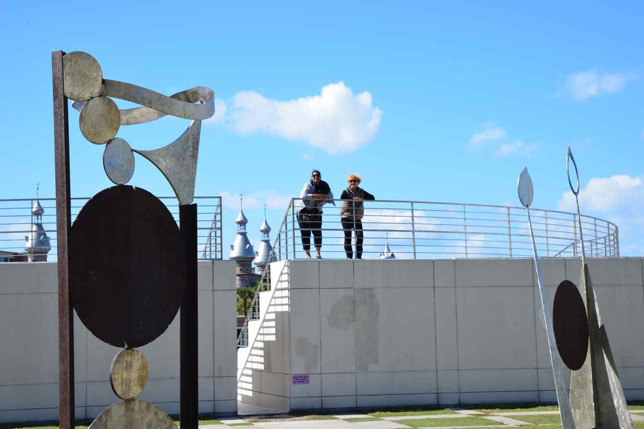 Des alsaciennes admirent le parc et ses sculptures