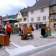 Des tourneurs d'orgue en costume alsacien