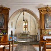 Deux autels latéraux de la nef et le choeur avec..