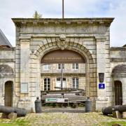 Deux canons gardent le portail  monumental du musée de la Marine