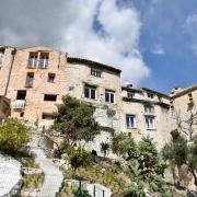 Ces maisons hautes se dressent telles des remparts