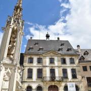 Devant l'Hôtel de Ville, le clocheton et la statue de la Vierge...