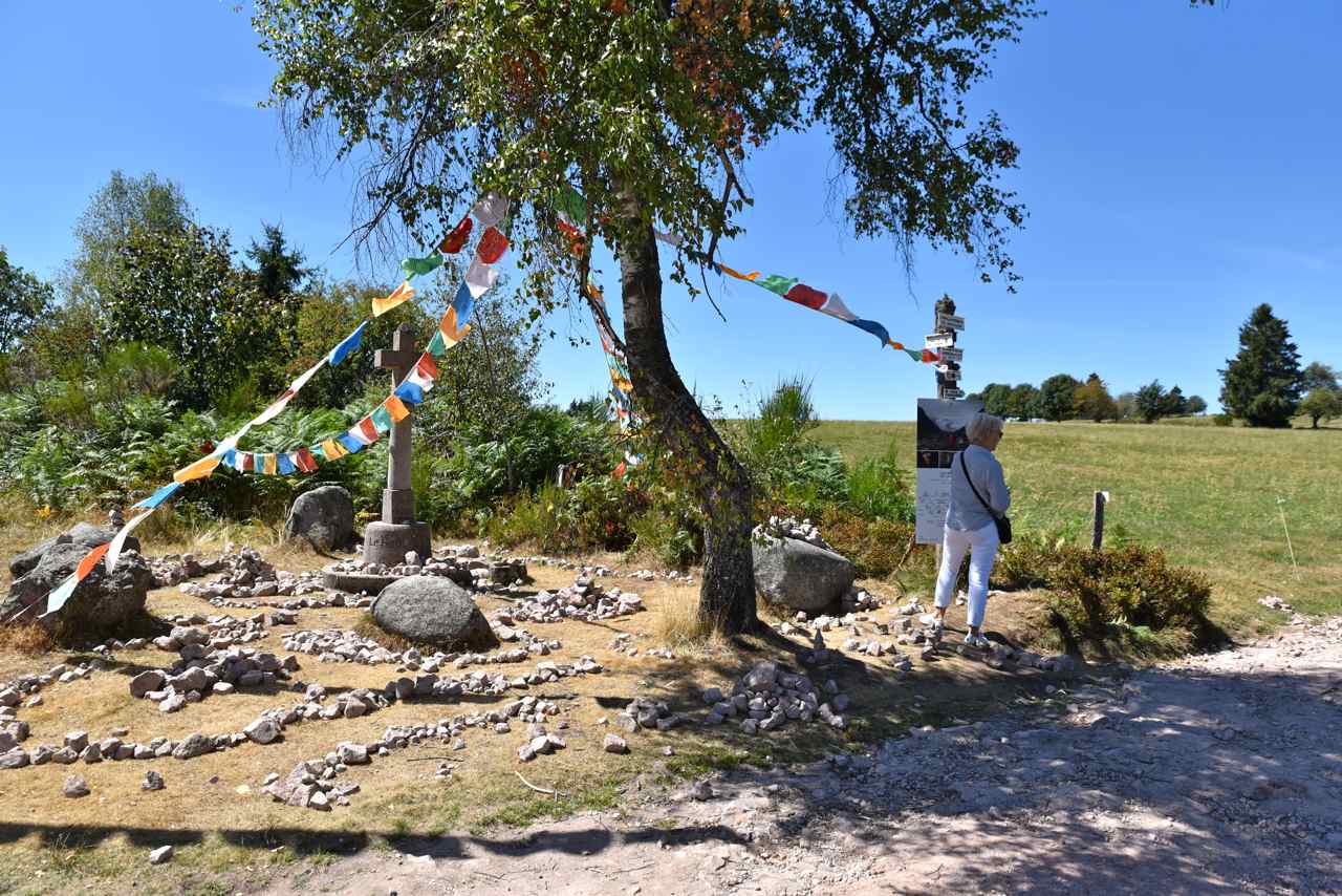 Drapeaux de prières et cairns (pierres déposées à un endroit particulier)