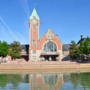 La gare, bâtie en 1907, est une copie de celle de Gdansk en Pologne