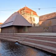 Au second plan la piscine et derrière elle le nouvel édifice