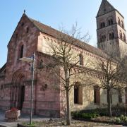 Eglise St Pierre et Paul de Sigolsheim et son clocher néo-roman.