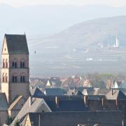 Sigolsheim et au fond le village de Katzenthal baigné par les vignes