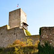 Le château entouré de son enceinte en fer à cheval au XIVème siècle.