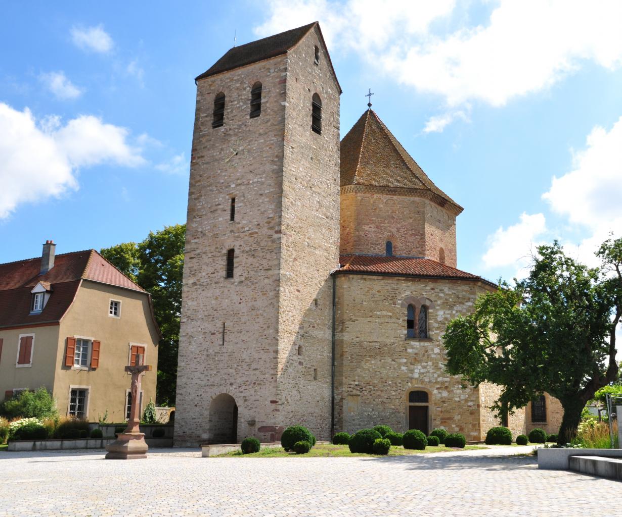 Le clocher et l'entrée de l'église