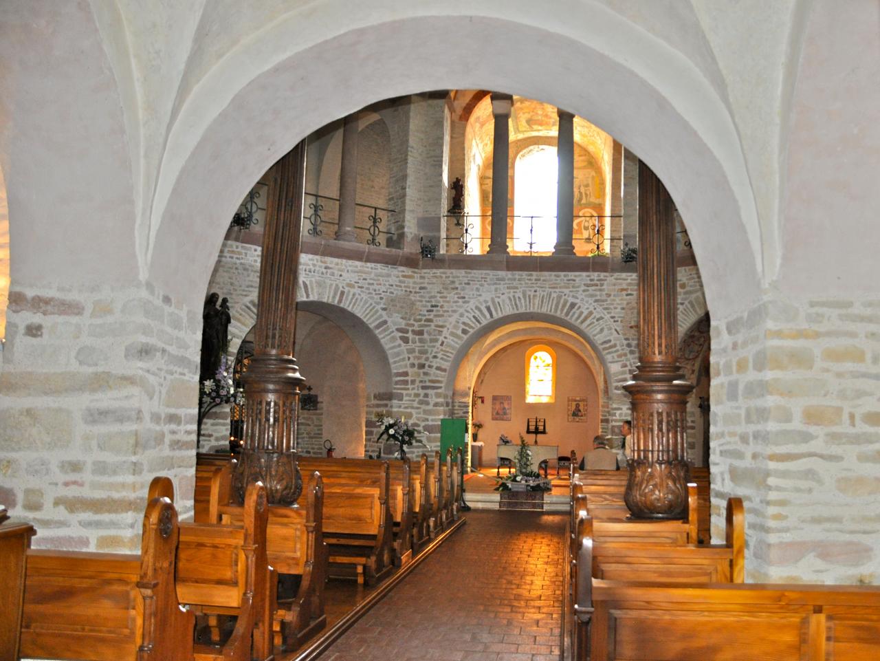 Intérieur de l'église et le choeur carré.