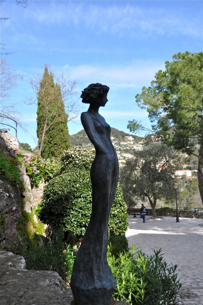 Sculpture située sur le parvis de l'église Notre-Dame de l'Assomption