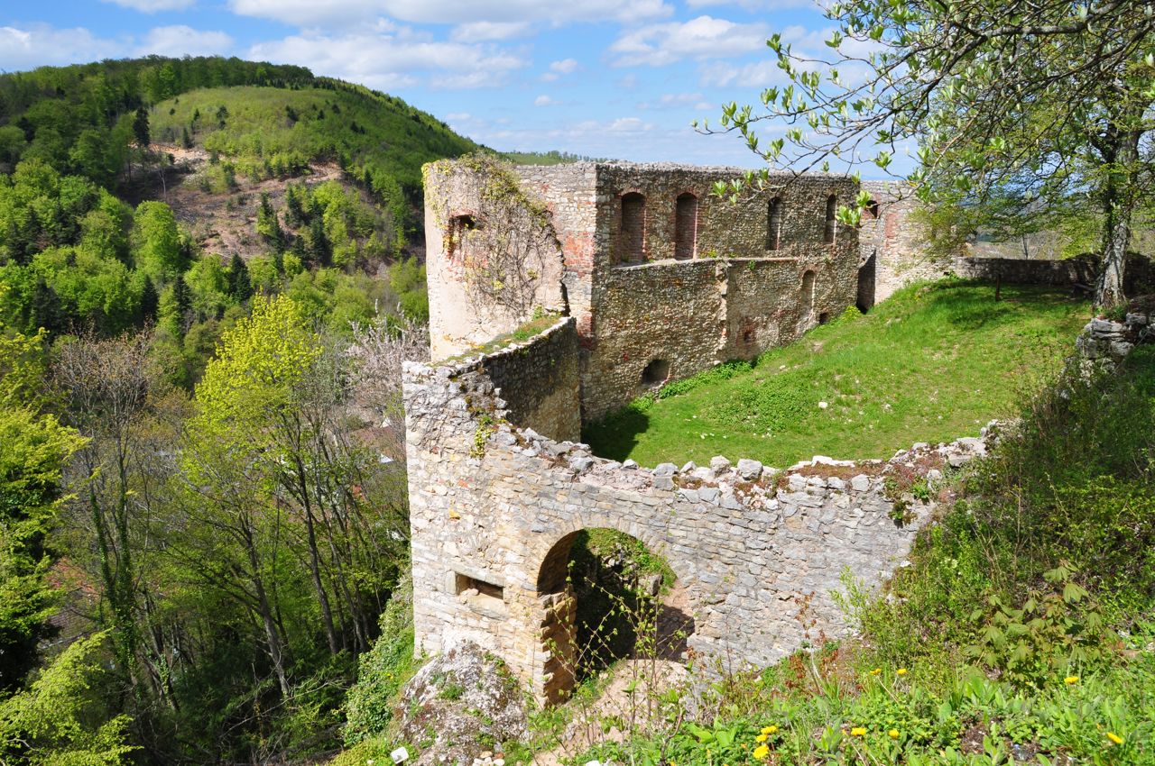 Ferrette, château des comtes de Ferrette  mentionné en 1105