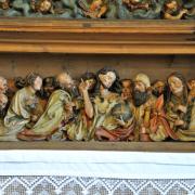 La sculpture du bas du retable montre Jésus et les douze apôtres