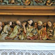 La sculpture du bas du retable montre Jésus et les douze apôtres