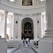 Rare, l'orgue est disposé au dessus de l'autel