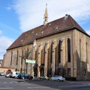 L'église des Catherinettes, couronnée d'un nid de cigognes, date de 1371