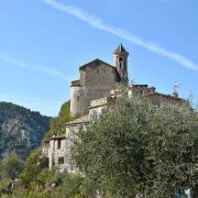 Cette vue permet de voir que l'église a été construite sur les vestiges d'un château