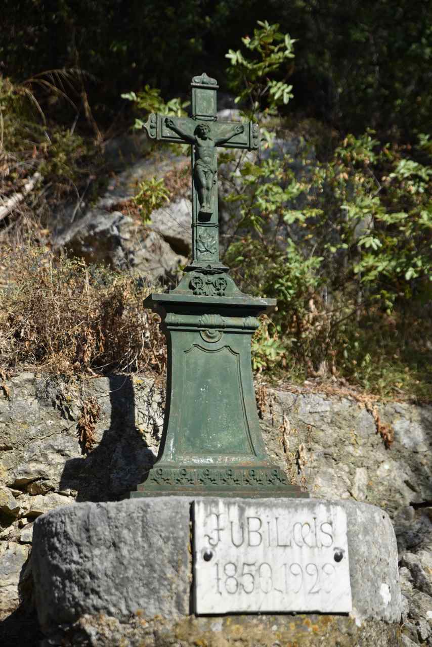 Un croix sur le chemin d'accès au village