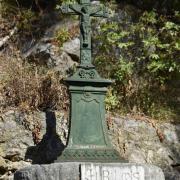 Un croix sur le chemin d'accès au village