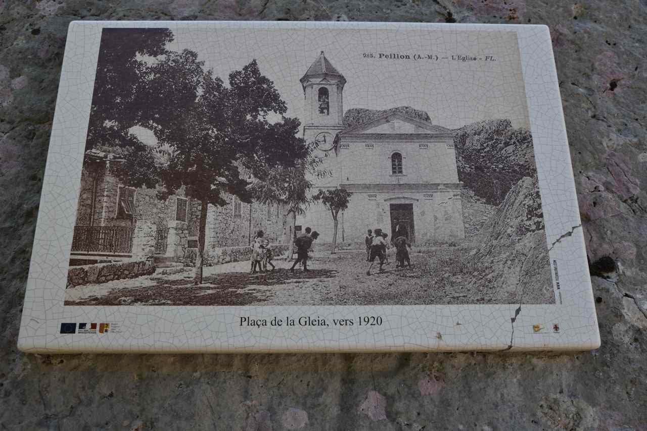 Au sommet du village, la place de la Gleià et l'église de la Transfiguration vers 1920...