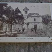 Au sommet du village, la place de la Gleià et l'église de la Transfiguration vers 1920...