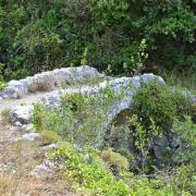 Un sentier d'accès au village traverse ce pont qui enjambe un ruisseau