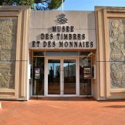 Des sculptures de monnaies et de timbres encadrent l'entrée du musée