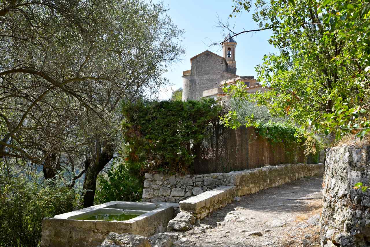 Anciens lavoirs et l'église de la Transfiguration du XVIII° siècle