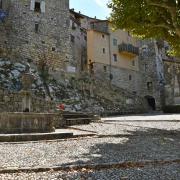 L'entrée du village, à droite l'ancienne porte d'entrée de la forteresse