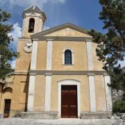 L'église se trouve exactement à l'emplacement d'un ancien  château fortifié