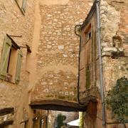 Ces maisons, au-dessus des passages, consolident l'ensemble des habitations