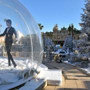 La boule de Noël et la forêt enchantée devant le Casino