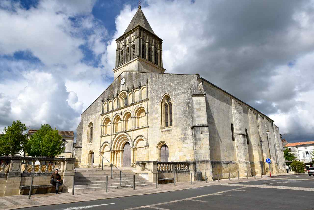 L'église romane saint Gervais et saint Protais date de la fin du XII° siècle