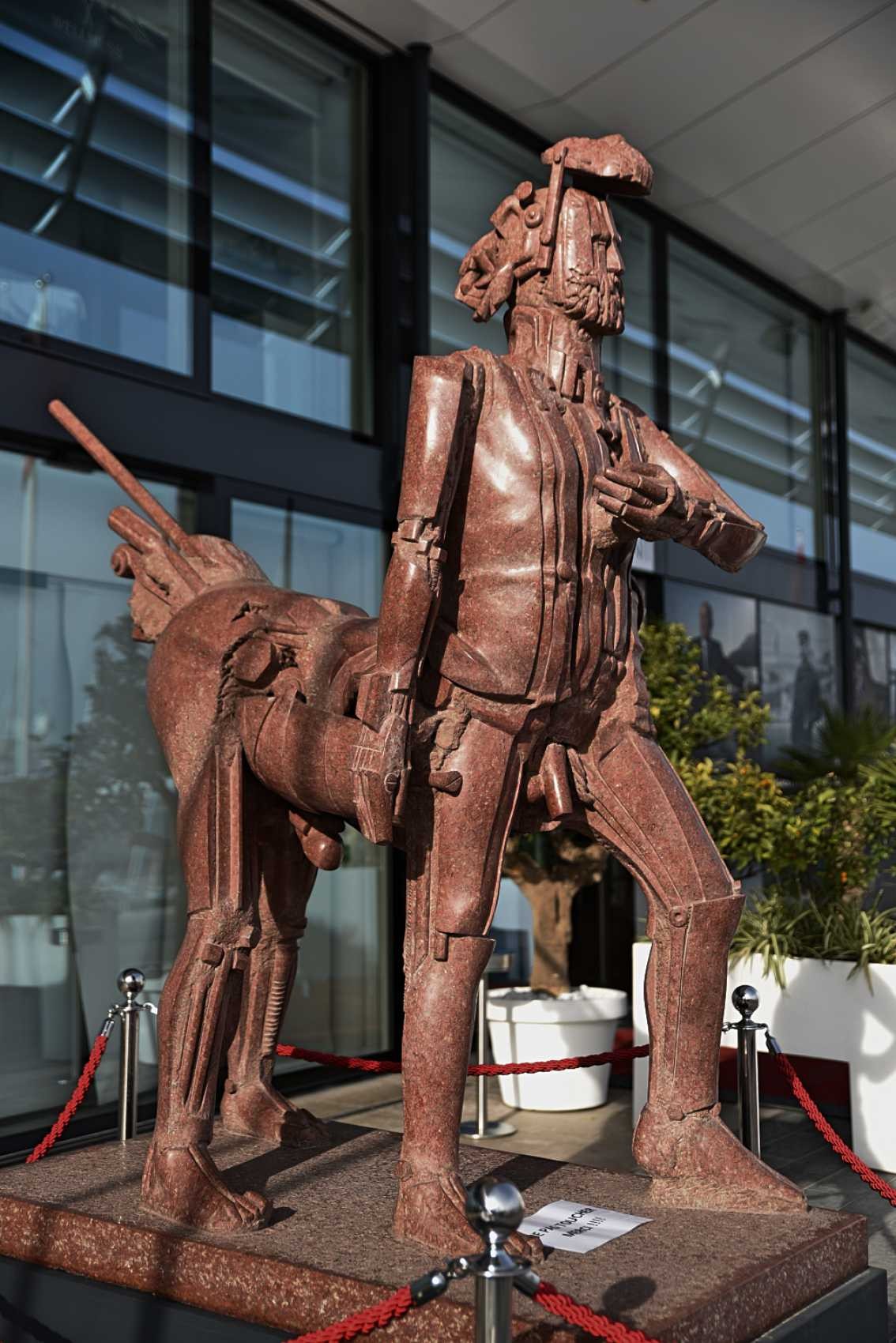 César de César Le Centaure Hommage à Picasso Haut. 2,3 m Marbre travertin