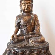 Vitakarta la main vers le bas indique l'intégration de la sagesse et de la spiritualité