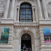 La majestueuse entrée du musée de style néo-baroque
