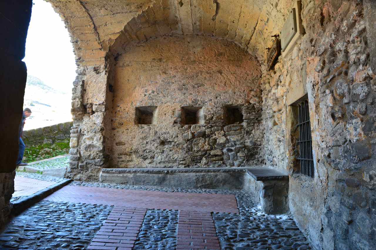 L'entrée de la cité médiévale était protégée par des meurtrières de tir