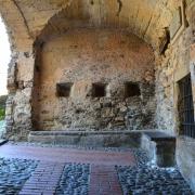 L'entrée de la cité médiévale était protégée par des meurtrières de tir