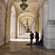 Les arcades du côte nord de la place