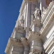 Gros plan de sculptures de l'arc de triomphe