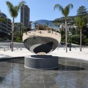 La fontaine et le casino qui se mirent dans le miroir, œuvre d’Anish Kapoor.