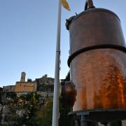 L'alambic d'un parfumeur et Eze dans la lumière du soir