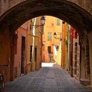 Une des nombreuses ruelles ombragées du vieux Menton