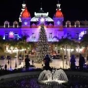 La fontaine, le sapin de Noël et le Casino