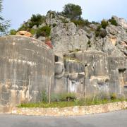 Le fort, véritable ville souterraine creusée dans le rocher, a été bâti...