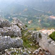 Les ruines du château surplombent le village de Ste Agnès