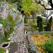 A gauche la Fontaine de Vie