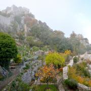 Le jardin médiéval, jardins des vertus, blotti au pied des remparts devait être petit...