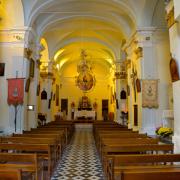 L'église, à nef unique, abrite un superbe retable du XII° s