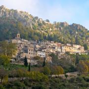 Sur la route de Peille, une belle lumière baigne Sainte Agnès